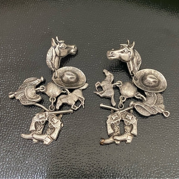 Unique Vintage Pewter Western Horse Saddle Cowboy Hat Boots Gun Charms Earrings - Picture 7 of 11